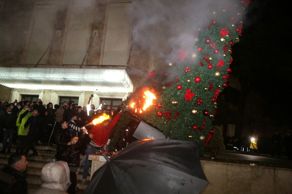 Αλβανία, 9 Δεκεμβρίου, Διαδηλωτές που διαμαρτύρονται για το θάνατο ενός πολίτη από σφαίρα αστυνομικού καίνε το Χριστουγεννιάτικο δέντρο 