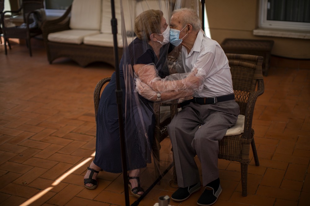 Ηλικιωμένοι ανταλλάζουν φιλί σε γηροκομείο της Ισπανίας