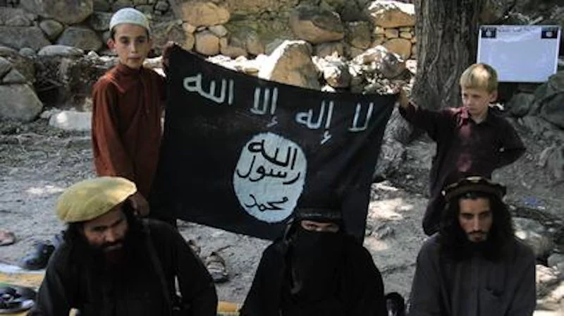 Tζιχαντιστές του ISIS στο Αφγανιστάν -Στη μέση ο διοικητής τους, Αμπού Ρασίντ 