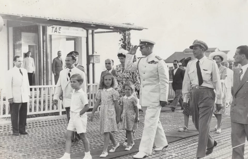 Η τότε βασιλική οικογένεια με τον Στέφανο Ζώτο Φωτογραφία: Ιδιωτικό αρχείο Καψάνη – Παναγιωτοπούλου