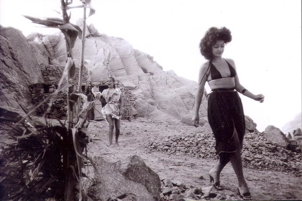 Επίδειξη μόδας και χάπενινγκ του Γιάννη Γαλάτη σε παραλία της Μυκόνου. Δεκαετία 1970
