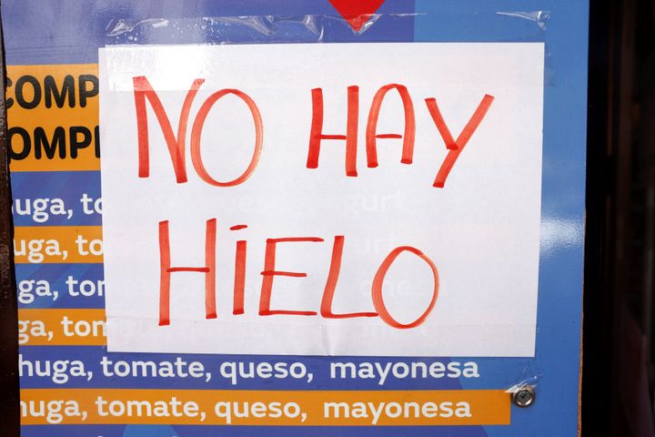 «Δεν υπάρχουν παγάκια» αναφέρει η επιγραφή στην είσοδο καταστήματος στην Ρόντα της Ισπανίας.