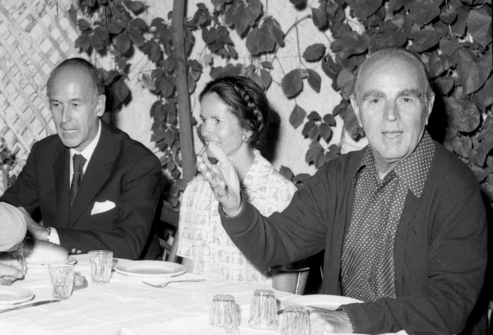 Ο Κωνσταντίνος Καραμανλής με τον Πρόεδρο της Γαλλίας Βαλερί Ζισκάρ ντ΄Εσταίν και τη σύζυγό του Ανν Αιμόν ντε Μπραντές, στην ταβέρνα του Ξυνού στην Πλάκα. Φωτ.Βασίλης Καραμανώλης, Σεπτ.1975. ΑΡΧΕΙΟ Μ.Νταλούκας. 