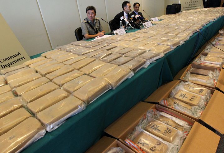 Το Γραφείο Έρευνας Ναρκωτικών του Τελωνείου διοργανώνει συνέντευξη Τύπου μετά την ανακάλυψη 650 κιλών ναρκωτικών σε εμπορευματοκιβώτιο αποστολής από τον Ισημερινό στους τερματικούς σταθμούς εμπορευματοκιβωτίων Kwai Chung. Η εικόνα δείχνει τα 650 κιλά κοκαΐνης αξίας 760 εκατομμυρίων δολαρίων HK. (Photo by K. Y. Cheng/South China Morning Post via Getty Images)