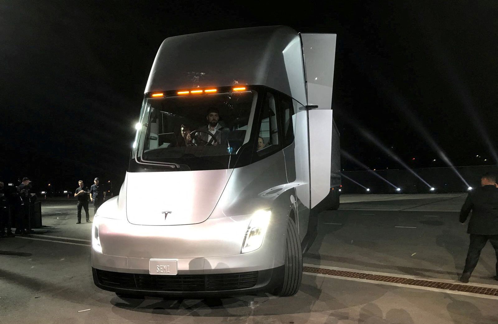 Το νέο ηλεκτρικό ημιφορτηγό της Tesla - εδώ είναι το πρώτο ενδεικτικό σχέδιο - αποκαλύπτεται πέντε χρόνια πριν μπει σε γραμμή παραγωγής, κατά τη διάρκεια παρουσίασης στο Hawthorne, Καλιφόρνια, ΗΠΑ, 16 Νοεμβρίου 2017 REUTERS/Alexandria Sage/File Photo