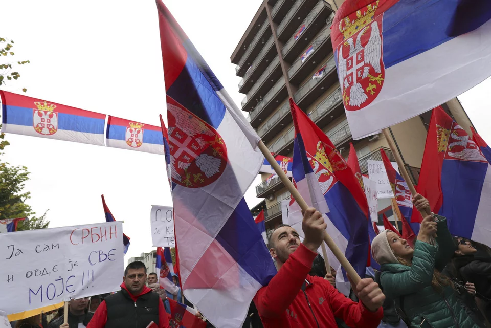 Διαδηλωτές στο Κόσοβο με σημαίες της Σερβίας