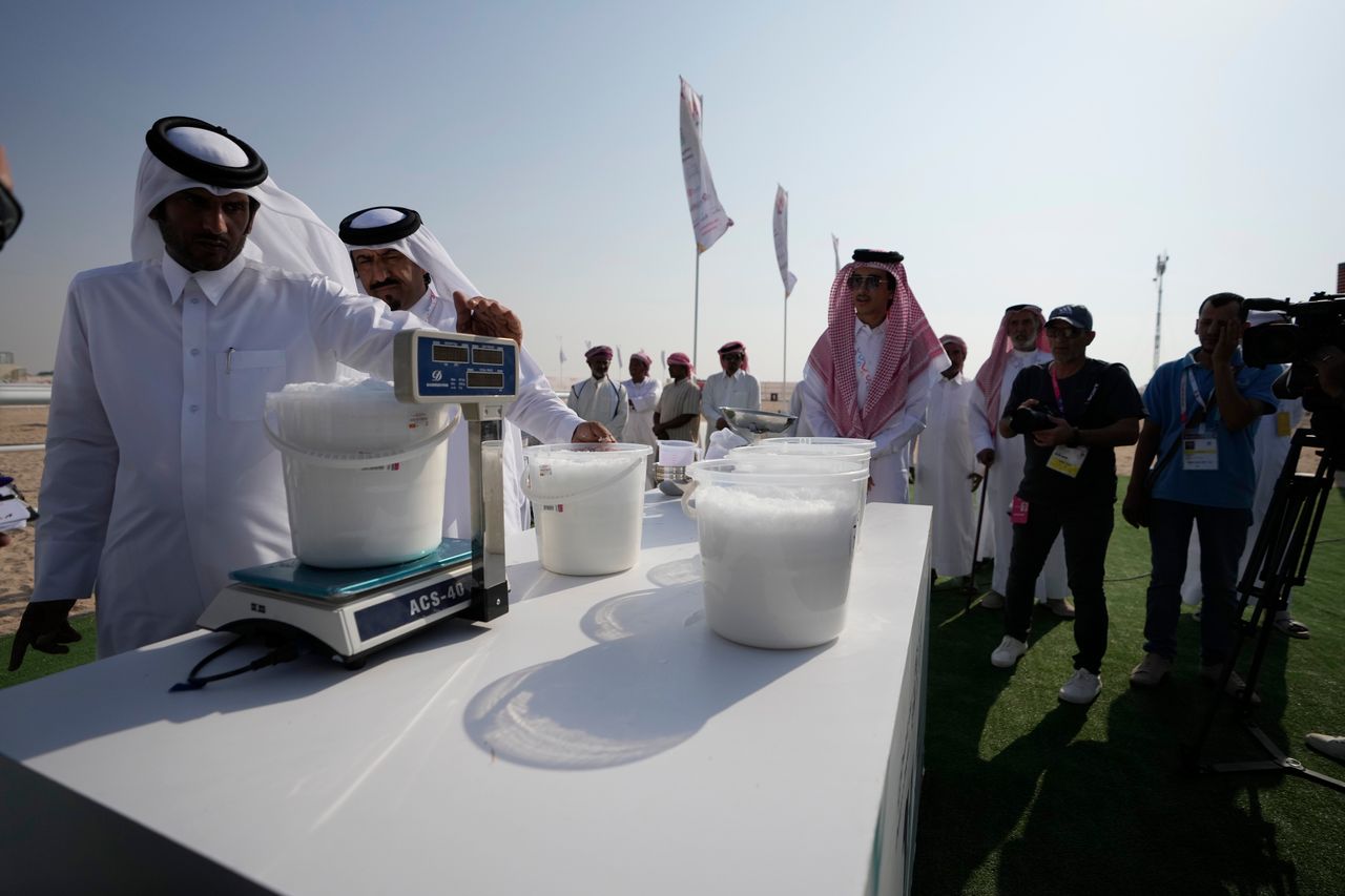 Το γάλα της καμήλας ζυγίζεται κατά τη διάρκεια ενός διαγωνισμού στο Qatar camel Mzayen Club, στο Ash- Shahaniyah, Κατάρ,