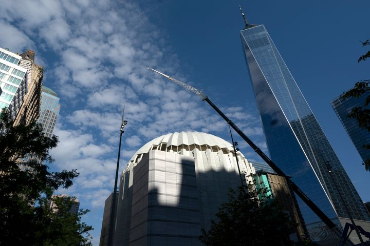 Μετά από μια διαδικασία ανοικοδόμησης που διήρκεσε περισσότερες από δύο δεκαετίες, η ελληνορθόδοξη εκκλησία που καταστράφηκε στις επιθέσεις της 11ης Σεπτεμβρίου άνοιξε ξανά στο χώρο του Παγκόσμιου Κέντρου Εμπορίου. O Ναός του Αγίου Νικολάου είναι σχεδιασμένος από τον αρχιτέκτονα Santiago Calatrava, με θέα στο World Trade Center από ένα υπερυψωμένο πάρκο. (AP Photo/Mark Lennihan)