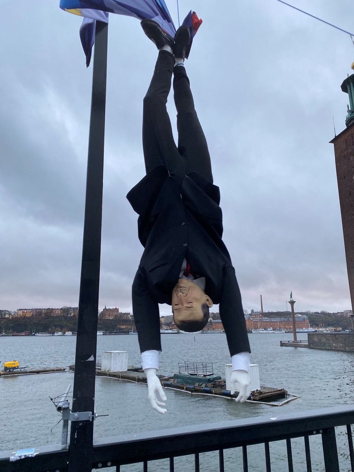 Μια μαριονέτα του Τούρκου προέδρου Ταγίπ Ερντογάν κρεμιέται από τα πόδια της κατά τη διάρκεια διαδήλωσης στη Στοκχόλμη. Sweden, January 12, 2023, in this image obtained from social media. Twitter @realrojkom/via REUTERS