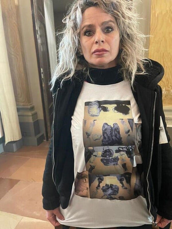 Ιταλία: Μητέρα φόρεσε μπλούζα με το διαμελισμένο πτώμα της κόρης της - Στη δίκη για τη δολοφονία της 