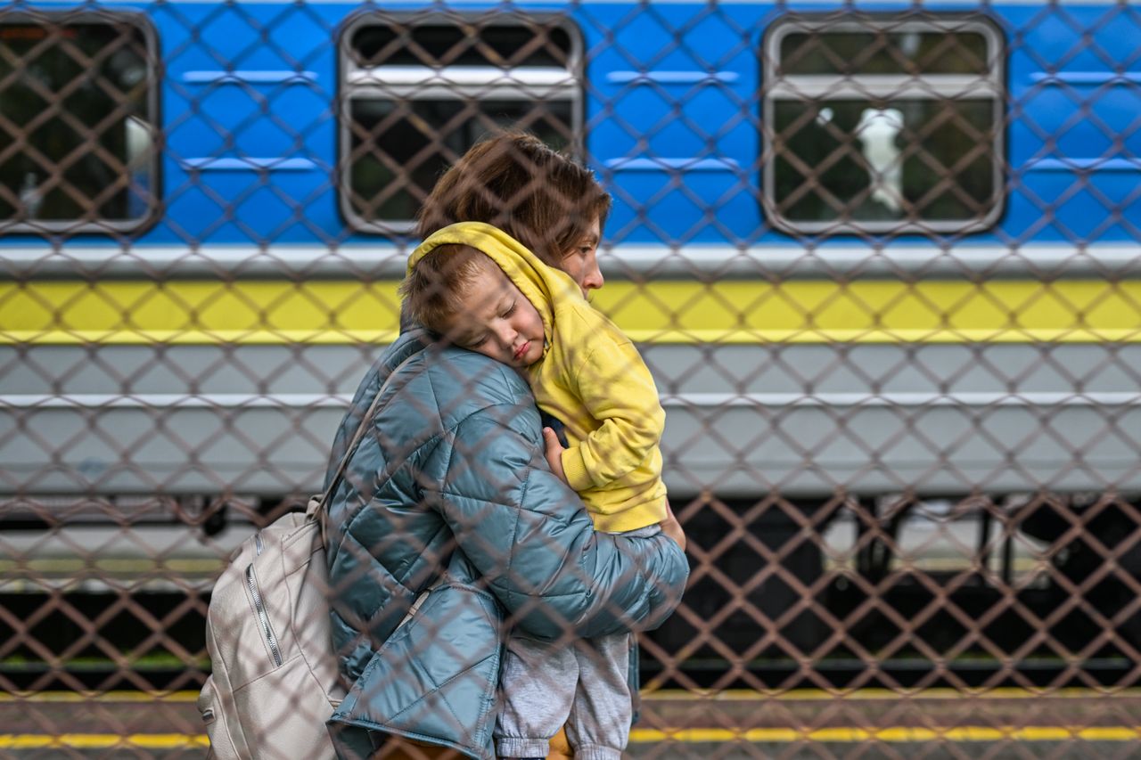Μια ουκρανή μητέρα με το παιδί της μόλις αποβιβάστηκε από τρένο στην Πολωνία όπου αναζήτησε καταφύγιο ως πρόσφυγας πολέμου (30 Σεπτεμβρίου 2022)