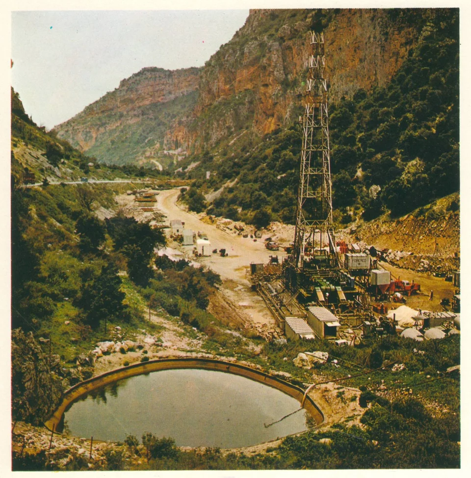 Όταν στην περιοχή της "Αγια Λεούσας" στην Κλεισούρα στα 1963, πριν περίπου 60 έτη, γίνονταν έρευνες για κοιτάσματα υδρογονανθράκων από την εταιρεία BP (British Petroleum) -Πηγή φωτογραφίας, Franz Tomamichel , "Griechenland" Rheingauer Verlagsgesellschaft.