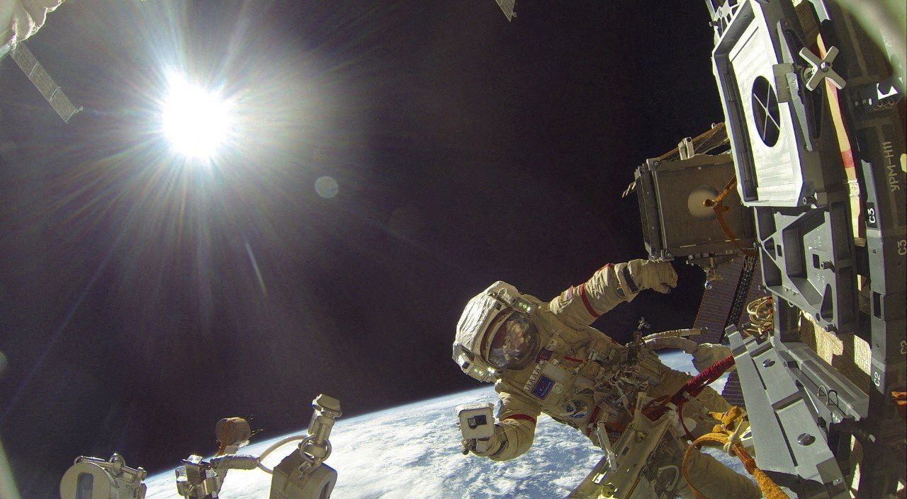 Οι ρώσοι κοσμοναύτες Σεργκέι Προκόπιεφ και Ντμίτρι Πετέλιν σε διαστημικό περίπατο εκτός του ISS (17 Νοεμβρίου 2022)