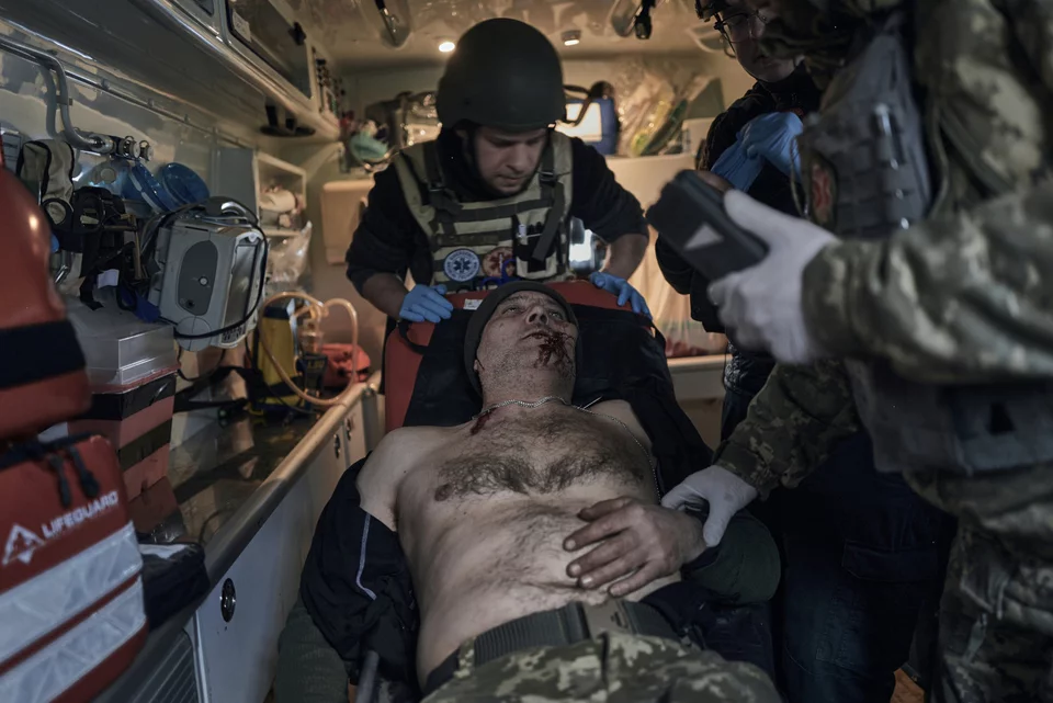 Στρατιωτικός γιατρός προσφέρει τις Α΄Βοήθειες σε τραυματισμένο Ουκρανό στρατιώτη κοντά στο Μπαχμούτ