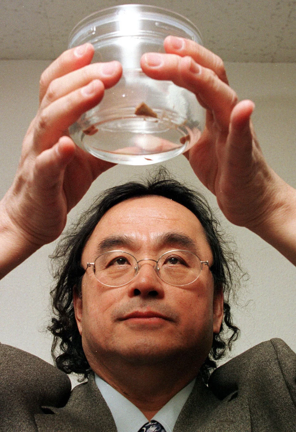Ο Kenji Sugimoto, ιστορικός και συλλέκτης, κρατά το πολύτιμο βάζο με το κομμάτι από τον εγκέφαλο του διάσημου φυσικού, που προστέθηκε στη συλλογή του