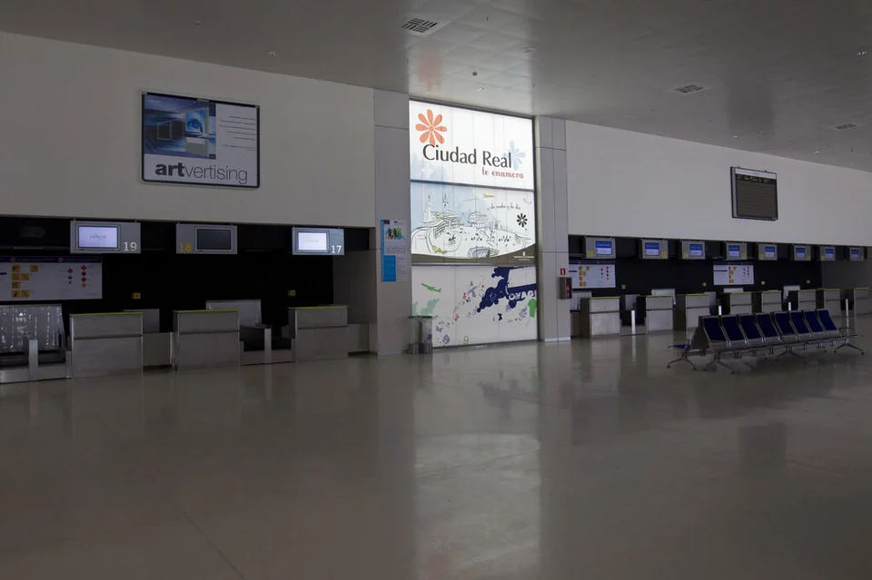 Σε αυτή τη φωτογραφία που τραβήχτηκε στις 11 Μαΐου 2011, μερικά γκισέ check-in στέκονται άδεια στο νέο κεντρικό αεροδρόμιο στη Σιουδάδ Ρεάλ της Ισπανίας