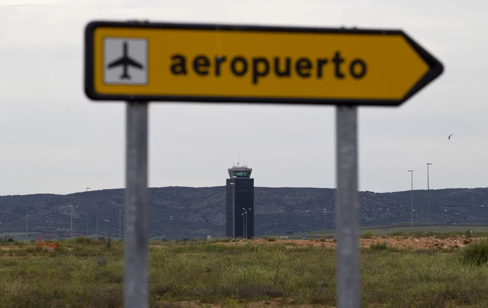 Σε αυτή τη φωτογραφία της 11ης Μαΐου 2011, φαίνεται ο πύργος ελέγχου του κεντρικού αεροδρομίου πίσω από μια πινακίδα του αεροδρομίου στη Ciudad Real της Ισπανίας 
