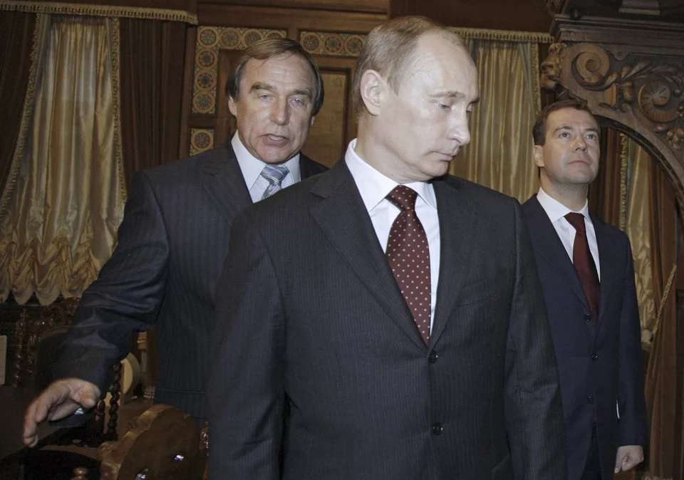 Πούτιν, Μεντβέντεφ και Σεργτκέι Ρολντούγκιν σε πρώην ανάκτορο των Ρομανόφ στην Αγία Πετρούπολη το 2009