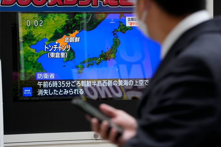 Οθόνη τηλεόρασης σε δημόσιο χώρα στην οποία πολίτες στην Ν.Κορέα παρακολουθούν τις εξελίξεις με τον δορυφόρο