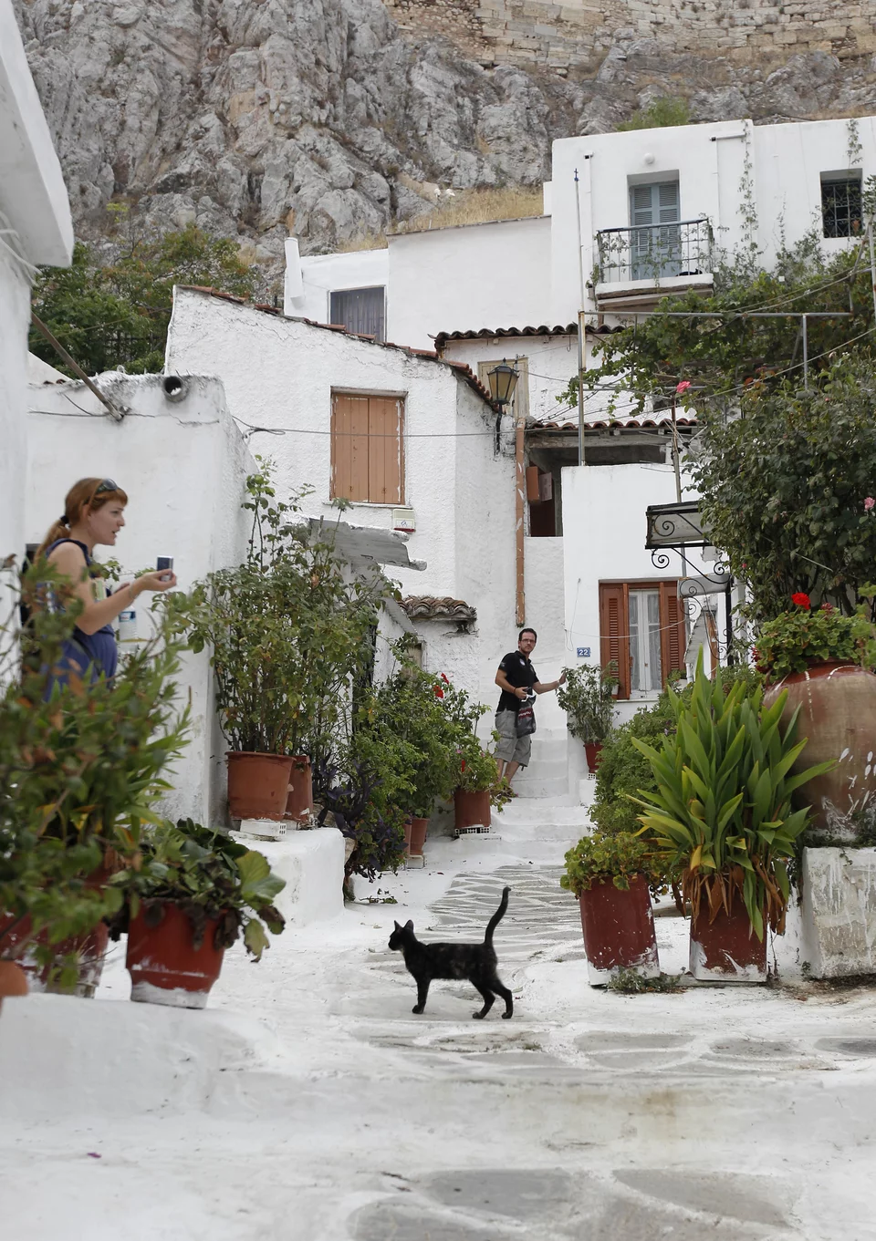 Τουρίστες περπατούν στην παλιά συνοικία της Αθήνας, τα Αναφιώτικα